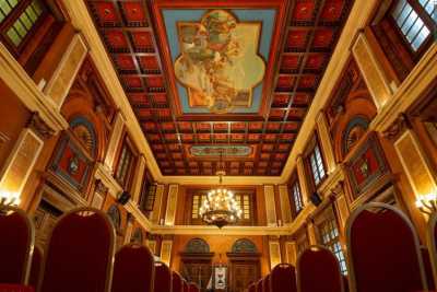 Sfarzoso, imponente, panoramico e simbolico: � il Palazzo della Provincia di Bari